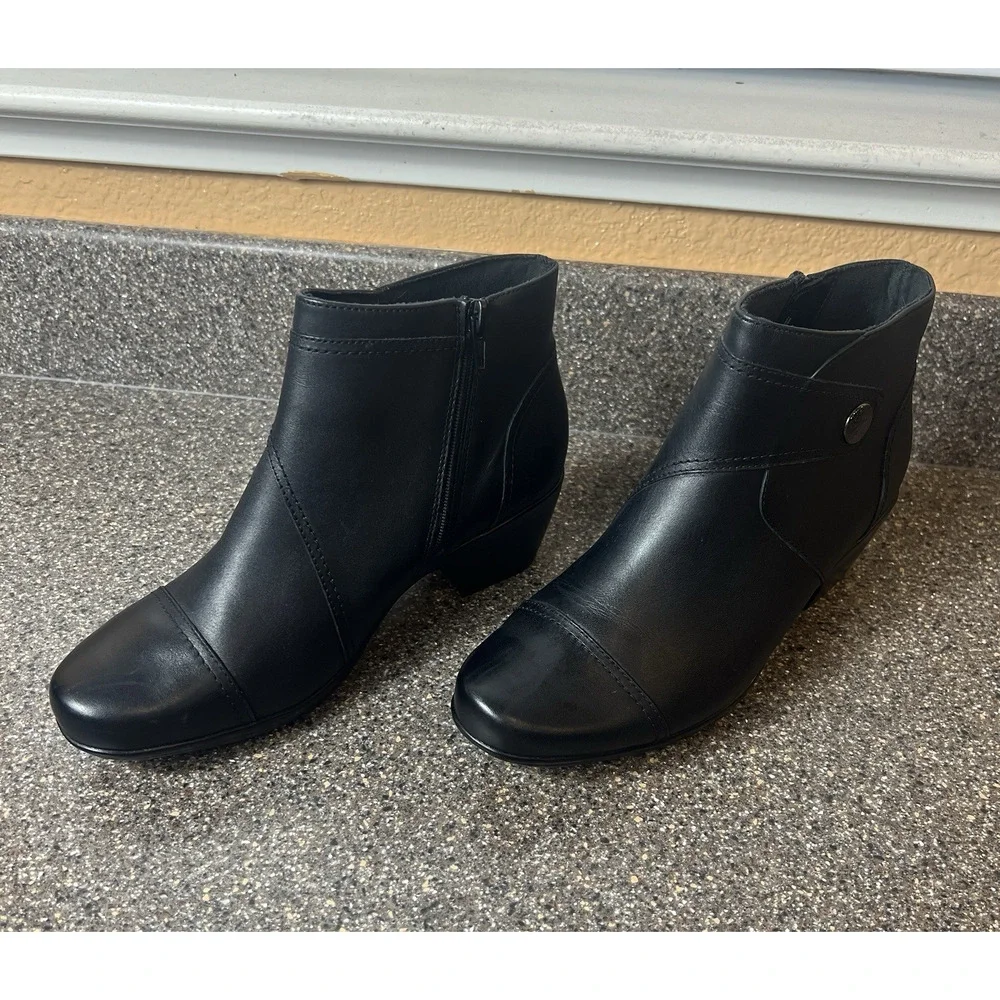 Clarks Collection Womens Sz 8W Black Leather Ankle Boots Heel Zip Comfort Casual